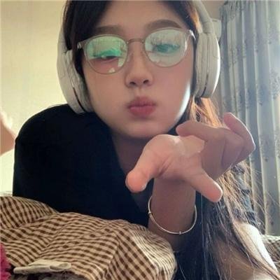 狐狸躲进洞